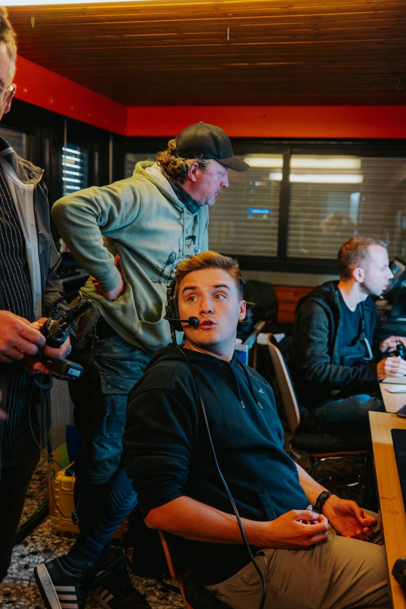 Unser erfahrenes Team in der Regie bei einer laufenden Produktion