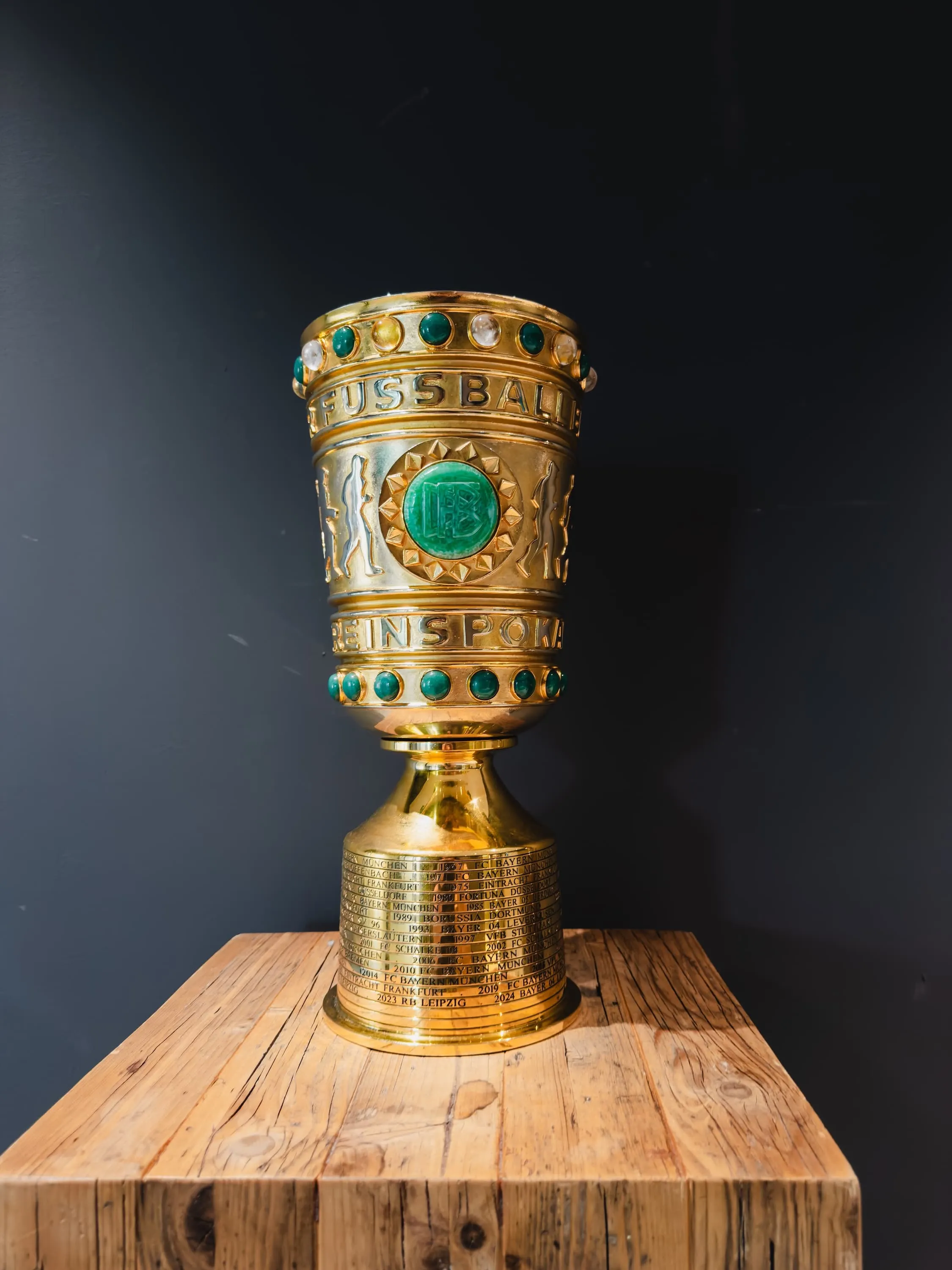 Blick auf ein professionelles Regiepult mit vielen Monitoren und Schaltern